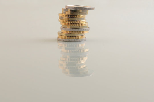 Stapel Euro M&uuml;nzen mit Spiegelung