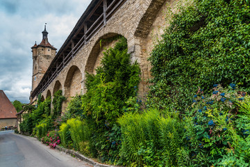 Fototapeta na wymiar Klingentor mit begrünter Stadtmauer in Rothenburg ob der Tauber 