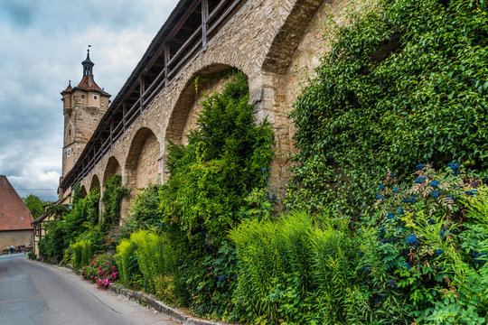 Klingentor mit begrünter Stadtmauer in Rothenburg ob der Tauber 