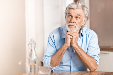 Senior überlegt