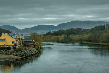 Obraz premium House on the riverbank