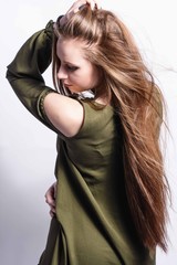 Dziewczyna z długimi rudymi włosami - obrazy, fototapety, plakaty