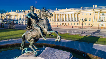 Fototapeta premium The monument to Peter the first. Bronze Horseman. St. Petersburg. View from the Neva River. Morning in the city. Dawn in St. Petersburg. Monuments of SPb.