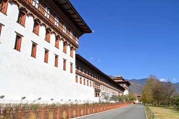Obraz premium Tashicho Dzong or Thimpu Palace. Buddhist monastery and fortress on the northern edge of the city of Thimpu in Bhutan.