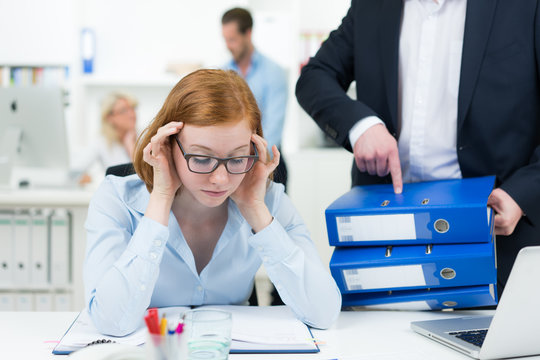 &uuml;berforderte mitarbeiterin im b&uuml;ro