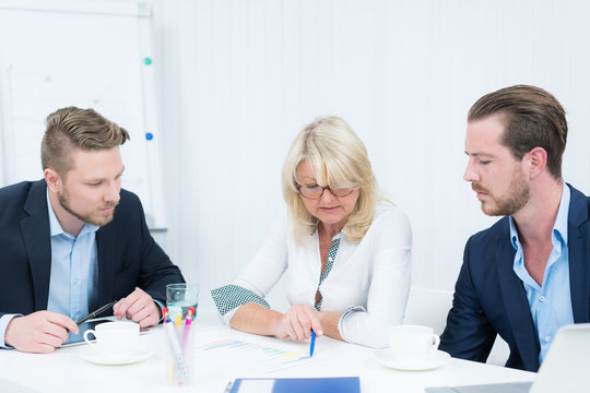 businessteam arbeitet gemeinsam