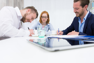 Obraz premium geschäftleute sitzen im meeting