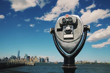 Deurstickers Pay binoculars in Hoboken, New Jersey with the Manhattan skyline in the background. Sunny summer day. Travel, vacation, sightseeing, new york, tourism, and urban living concept © Nicolae Merceanu