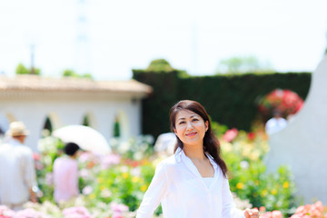 屋外 女性ポートレート 花
