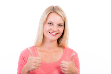 Blonde Frau signalisiert Daumen hoch