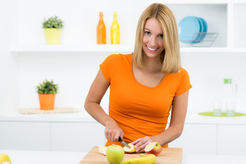 hübsche frau schneidet obst