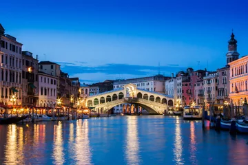 Photo sur Plexiglas Pont du Rialto Ponte Rialto and gondola at sunset in Venice, Italy