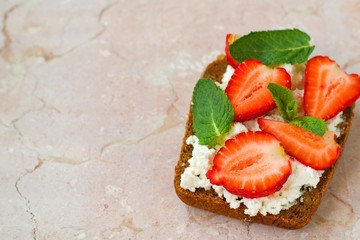 sandwich with strawberries and goat cheese,