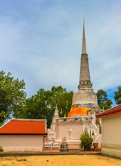 Fototapeta na wymiar The beautiful golden pagoda and the blue sky .