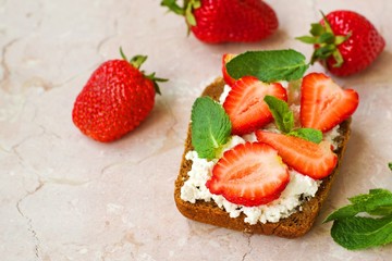 sandwich with strawberries and goat cheese,