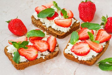 sandwich with strawberries and goat cheese,