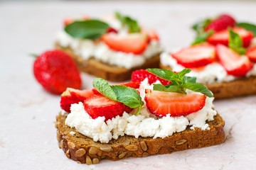 sandwich with strawberries and goat cheese,