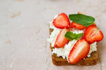 sandwich with strawberries and goat cheese,