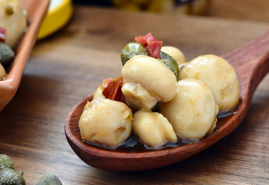 Champignons de Paris, Antipasti, Auf Holzl&ouml;ffel, Nahaufnahme, Makro, Foodstyling 
