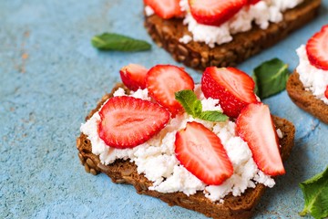 sandwich with strawberries and goat cheese,