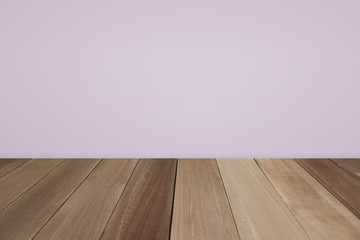 パープルの壁と木の床