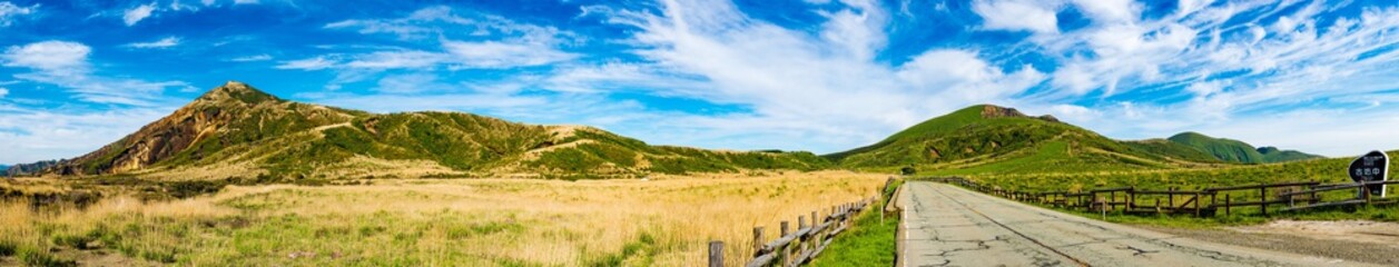 Fototapeta premium 新緑の阿蘇_阿蘇パノラマライン