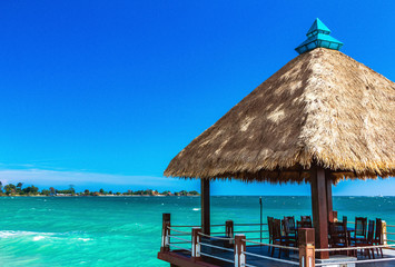 Paradisischer Ausblick auf das türkisblaue Meer.