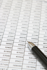 ビジネスイメージ　ペンと資料