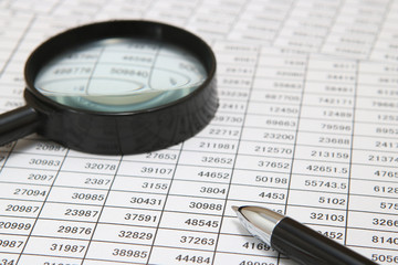 ビジネスイメージ　ペンと資料