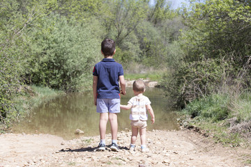 Fototapeta premium niños en el rio