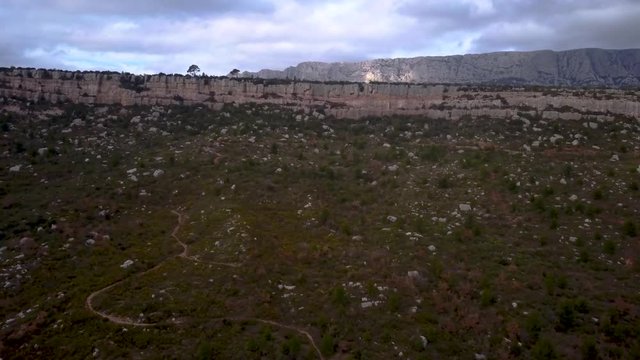 Vue a&eacute;rienne de la montagne Sainte Victoire &agrave; Aix en Provence