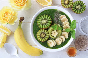 スムージーボウル、ほうれん草、キウイ、バナナ、ホワイトチアシード