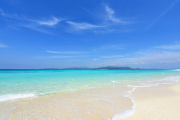 Fototapeta na wymiar 沖縄の美しい海とさわやかな空