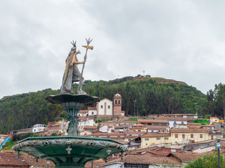 Fototapeta premium Estátua de Pachacutec Plaza de Armas in Cusco Peru