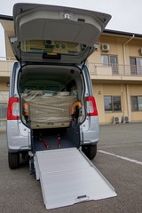 車椅子格納のためリヤハッチを開けスロープを引き出す