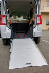 車椅子収納用スロープを伸ばしたところ