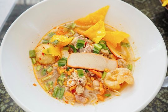 Thai-Style Spicy Tom Yum Noodle Soup