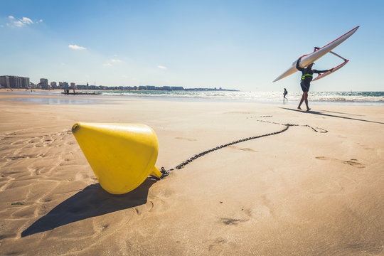 Bou&eacute;e conique jaune sur la plage &agrave; mar&eacute;e basse
