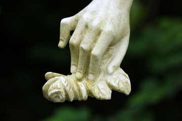 Hand einer Statue auf dem Friedhof