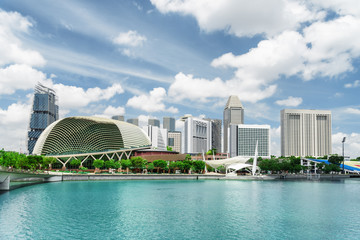 Vue sur les bâtiments modernes et Marina Bay. Horizon de Singapour