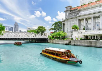 Photo sur Plexiglas Singapour Bateaux touristiques traditionnels naviguant le long de la rivière Singapour