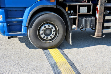 Fototapeta premium LKW fährt über eine Kabelbrücke