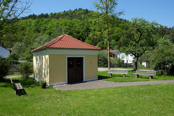 Fototapeta na wymiar Kleine Kapelle in Mühlbach ...