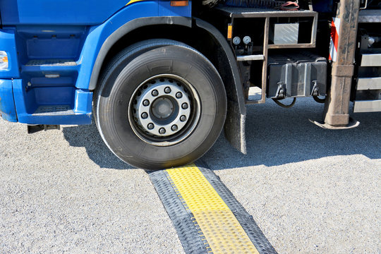 LKW f&auml;hrt &uuml;ber eine Kabelbr&uuml;cke