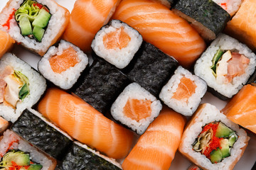 Fototapety  Zestaw sushi, maki i rolek w tle