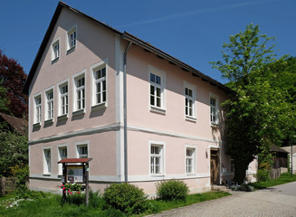 Fototapeta na wymiar Ehemaliges Schulhaus in Mühlbach ...