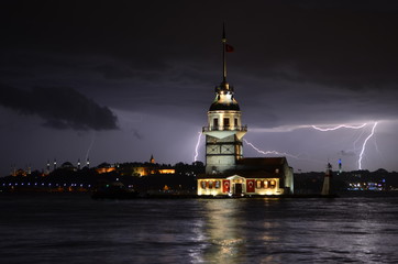 İstanbul Kız Kulesi yıldırım fotoğrafı