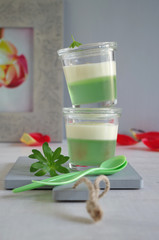 Waldmeistergelee mit Vanillesoße