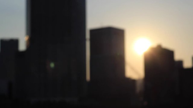 港から見る夕日とビル群