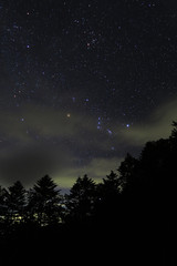 Fototapeta na wymiar 山小屋から、夏の深夜の冬の星座たち